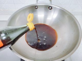 9、香蒜陈醋酱黄瓜,锅里加醋，我做的酸味，所以醋放的最多，可以自己根据口味进行调整。