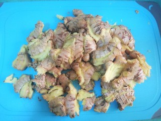 6、猪脚姜,用刀背把姜拍扁