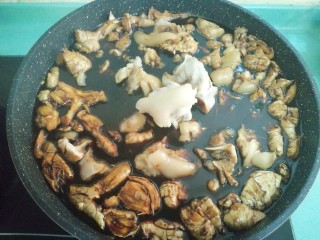 15、猪脚姜,放入炒好的猪蹄，有砂锅用砂锅煮更好