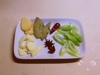 2、红烧素鸡,葱姜蒜切片  