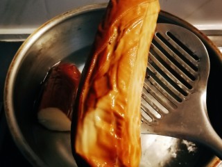 3、红烧素鸡,素鸡放入开水中煮一分钟 捞出