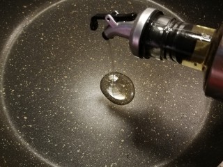 5、红烧素鸡,起油锅 放入食用油 加热