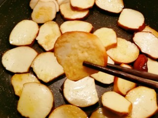 7、红烧素鸡,煎制两面泛黄 起泡