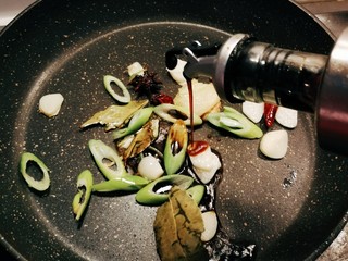 9、红烧素鸡,锅中底油 继续加热 放入八角 香叶 葱姜蒜炒出香味