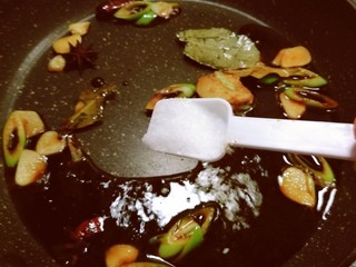 10、红烧素鸡,放入生抽 老抽 白糖