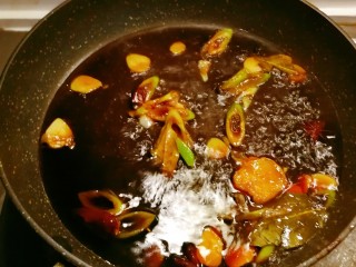 11、红烧素鸡,倒入半碗清水 煮开