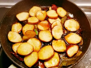 12、红烧素鸡,放入煎好的素鸡片