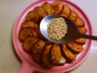 15、红烧素鸡,出锅装盘 趁热撒上熟芝麻增香