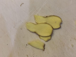 1、蜜汁鸡腿,姜切片