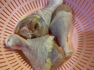 3、蜜汁鸡腿,鸡腿洗干净，沥干水