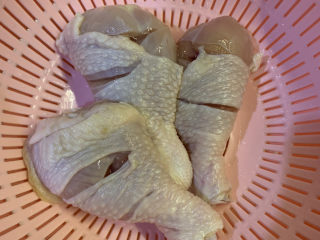 4、蜜汁鸡腿,在每个鸡腿上划上4刀，前面3刀，后面1刀