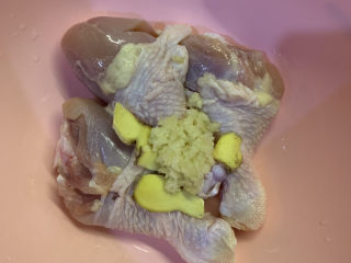 5、蜜汁鸡腿,把切好的姜蒜放入鸡腿上