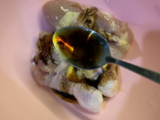 9、蜜汁鸡腿,放入2勺料酒