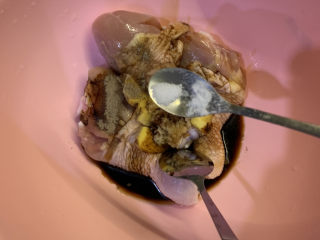 10、蜜汁鸡腿,放入半勺盐