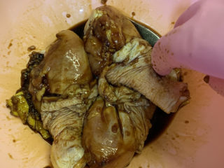 12、蜜汁鸡腿,搅拌均匀，腌制30分钟以上，越久越好