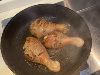 13、蜜汁鸡腿,冷锅热油，中小火放入鸡腿慢煎