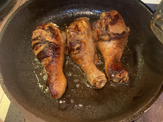 14、蜜汁鸡腿,煎至双面金黄