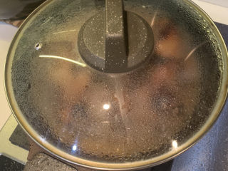 17、蜜汁鸡腿,盖上锅盖，小火焖20分钟