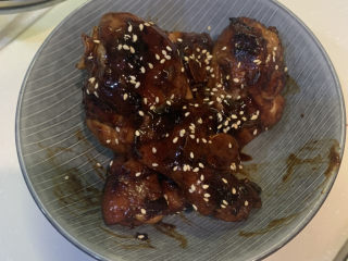 21、蜜汁鸡腿,撒上适量的白芝麻出锅