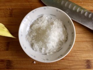 7、煲一锅好卤➕香卤牛肉,捣碎的冰糖备用