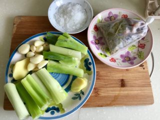 10、煲一锅好卤➕香卤牛肉,所有配料来个合照：香料包，冰糖，大葱和姜分成两部分，其中一小部分姜切片