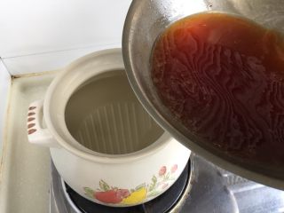 15、煲一锅好卤➕香卤牛肉,砂锅中加入大半锅水约2升，加入刚煮开的糖色水