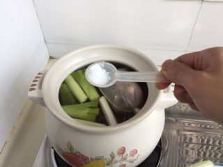 18、煲一锅好卤➕香卤牛肉,加入两小勺盐