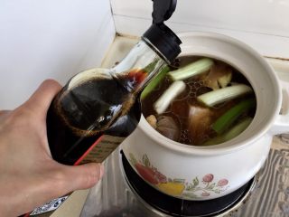 27、煲一锅好卤➕香卤牛肉,加入四勺生抽，两勺蚝油