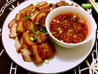 33、煲一锅好卤➕香卤牛肉,用生抽，白糖，陈醋，红油，盐，鸡精，小葱调了个调味汁，可以蘸着肉吃