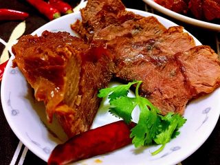 51、煲一锅好卤➕香卤牛肉,晚上灯光拍出来有些红，其实实物颜色更深些