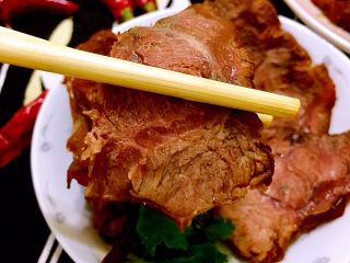 52、煲一锅好卤➕香卤牛肉,成品，牛腱子实在适合卤着吃啊。除了当凉菜，卤好的牛肉可以夹饼夹吐司吃，还可以煮好的面上加几片牛肉，都是超级棒的选择