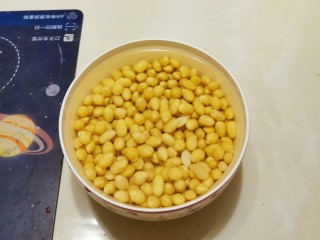 3、黄豆炖猪脚,黄豆清洗干净  用纯净水泡2个小时