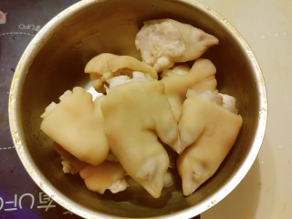 7、黄豆炖猪脚,猪脚捞出再清洗一遍  脏水倒掉