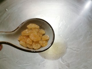 8、黄豆炖猪脚,起油锅 放入冰糖翻炒