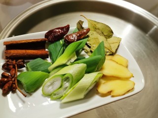 9、黄豆炖猪脚,放入准备好的香辛料 翻炒出香味