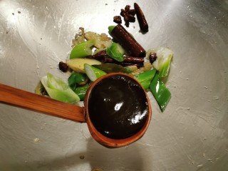 10、黄豆炖猪脚,放入甜面酱  翻炒