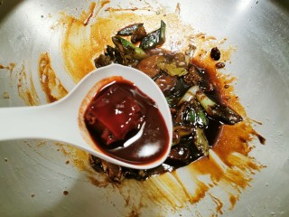 11、黄豆炖猪脚,放入腐乳和腐乳汁