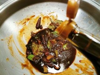 12、黄豆炖猪脚,放入生抽 老抽 翻炒