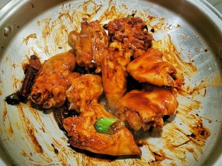 13、黄豆炖猪脚,放入猪脚  翻拌上色 酱汁包裹住猪脚