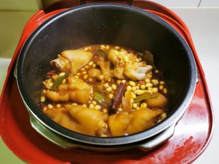 16、黄豆炖猪脚,锅中食材移至电压力锅  打开蹄筋键