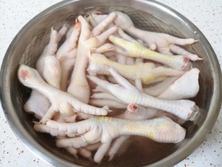 1、香辣卤鸡爪,鸡爪买回来用凉水泡4个小时左右,中间多次换水,泡出鸡爪里面的血水去腥。