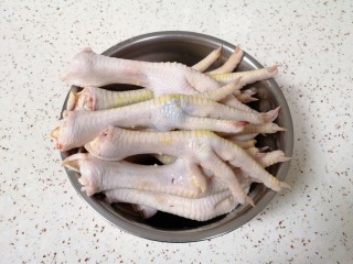 2、香辣卤鸡爪,泡好的鸡爪清洗干净。