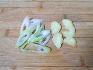 4、香辣卤鸡爪,准备好生姜和大葱。