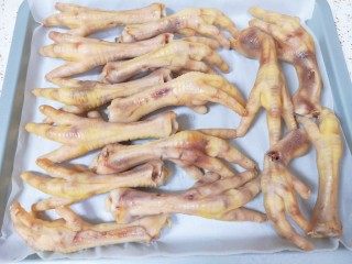 8、香辣卤鸡爪,看一下这是风干了一个晚上的鸡爪,表面颜色明显变深(夏天气温太高可以放在冰箱里风干)。