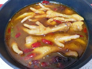 12、香辣卤鸡爪,大火烧开以后转中小火煮半个小时关火,焖两个小时以上,再捞出食用,这样鸡爪特别入味。
