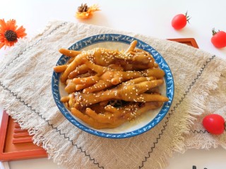 13、香辣卤鸡爪,焖好的鸡爪捞出,撒上熟白芝麻。