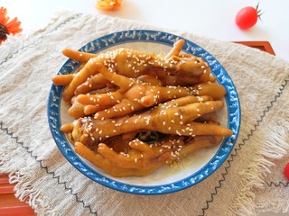 15、香辣卤鸡爪,又香又辣特别过瘾。