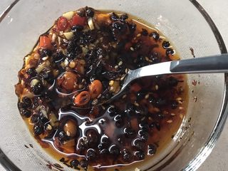 10、馋嘴川味口水鸡,搅拌后是这个状态