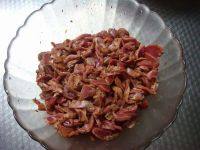 4、爆炒孜然鸡胗,搅拌均匀，盖保鲜膜腌制30分钟左右。