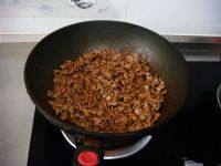 7、爆炒孜然鸡胗,断生即起锅。